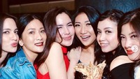 Selain itu ia juga tergabung dalam Girl Squad bersama Nia dan Jessica Iskandar. Dok. Instagram/theresawienathan