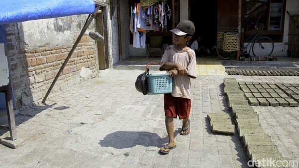 Kisah Endri, Bocah Penjual Kue Keliling untuk Bantu Keluarga