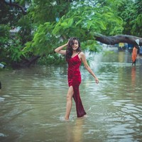 Tujuan pemotretan ini adalah menarik perhatian publik pada banjir di Bihar. Ketika ada banjir di daerah lain, orang-orang dari seluruh daerah datang untuk memabntu. Tapi banjir di Bihar tidak terlalu diekspos, baik secara nasional maupun internasional, jelas Meow Studio. Foto: Instagram/@meowwala