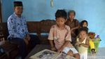 Kisah Endri, Bocah Penjual Kue Keliling untuk Bantu Keluarga
