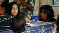 Benar, inilah adat Miangas. Jenazah keluarga tidak dikubur di pemakaman umum. Mereka menggunakan pekarangan rumahnya sebagai tempat peristirahatan terakhir anggota keluarga.