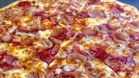 Di kawasan Wijaya ada Tomo Pizza yang bisa disambangi. Adonan pizzanya lembut dengan ragam topping seperti Meat Carnivorous, Tuna Spicy Ca, dan Chick Mush Cha. Tak ketinggalan pilihan pizza manis dengan topping pisang dan cokelat. Foto: Instagram tomopizza