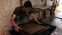 Seorang pekerja nampak sedang menyelesaikan pembuatan salah satu produk dari bahan dasar pelepah pisang di Kampung Curug Dago, Kelurahan Cidadap, Kecamatan Ciumbuleuit, Kota Bandung, Jawa Barat.