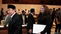Abdul Wahab kemudian melempar ke anggota rapat, apakah rapat gabungan akan digelar terbuka atau tertutup. Anggota dewan pun serempat mengatakan tertutup.