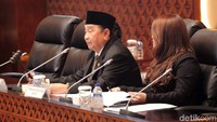 Rapat dipimpin oleh Ketua MPR Sementara Abdul Wahab Dalimonthe dan Wakil Ketua MPR Hillary Brigitta Lasut.
