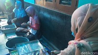 Atin dulu sempat mengalami masalah rumah tangga dan ekonomi yang menyebabkannya berpisah dengan suami. Ia jatuh sakit dan mulai membuat resah warga karena suka memarahi anak-anak, mengganggu pemotor bahkan melempari batu. (Frieda Isyana Putri/detikHealth)