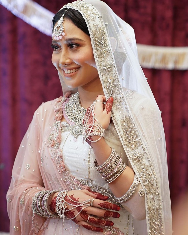 Nurulain Md Yusof jadi kontroversi setelah video yang menampilkan dirinya pergi saat ibu mertuanya naik ke pelaminan viral di Facebook. Video tersebut diunggah oleh Irma Mahamud, ibu dari suami Nurulain, Sufi Rashid. Foto: Instagram @nuraaen