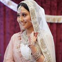 Nurulain Md Yusof jadi kontroversi setelah video yang menampilkan dirinya pergi saat ibu mertuanya naik ke pelaminan viral di Facebook. Video tersebut diunggah oleh Irma Mahamud, ibu dari suami Nurulain, Sufi Rashid. Foto: Instagram @nuraaen