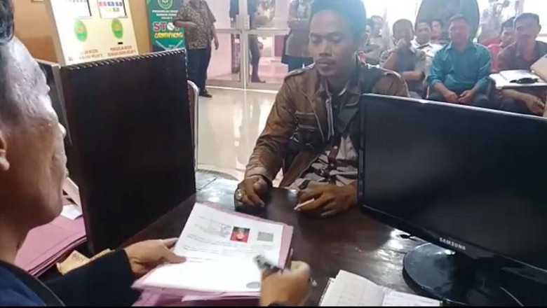 Senangnya Para Calon Kades Cuma Bayar Rp 10 Ribu Urus Surat di Pengadilan Senangnya Para Calon Kades Cuma Bayar Rp 10 Ribu Urus Surat di Pengadilan