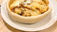 Pizza di sini unik karena berbentuk mangkok. Pizza Mangkok di Kelapa Gading menawarkan topping dan saus pizza sesuai selera. Pilihan toppingnya ada jamur, daging sapi, daging ayam, pepperoni, beef burger, sosis, smoked beef dan tuna mayo. Foto: Instagram pizzamangkok.id
