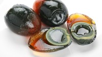Ada yang tak kalah menarik dari hidangan khas China, yakni century egg yang terbuat dari telur yang ditutupi abu dan diawetkan selama berbulan-bulan. Foto: iStock
