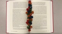 Bukan dijadikan properti foto saja, buku-buku ini dijadikan alas makanan bahkan seperti tampak dirusak oleh makanan. Hasil fotonya memang unik tapi para penggemar buku pasti kesal melihatnya. Foto: istimewa