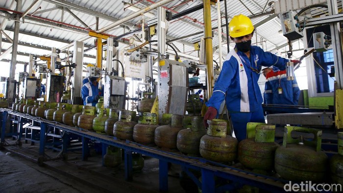 Petugas melakukan pengisian gas ke dalam tabung LPG 3 kg di Stasiun Pengisian Bahan bakar Elpiji (SPBE) di kawasan Terminal LPG Makassar, Kamis (3/10/2019). Setiap hari terminal tersebut memproduksi 22 ribu tabung 3 kg berisi gas dengan kapasitas 60-70 metrik ton untuk kebutuhan warga Makassar.