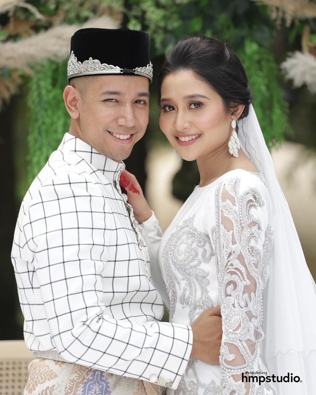 Pasangan Sufi dan Ain pertama kali berkenalan pada penghujung 2016. Mereka pun bertunangan pada 15 Desember 2018 dan memutuskan mengikat janji suci pernikahan pada Sabtu (28/9/2019) Foto: Instagram @nuraaen