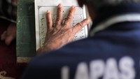Seorang napi tengah belajar mengaji.