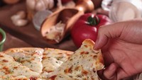 Di Greenville bisa cicip pizza enak buatan Dimyltee Pizza. Menu rekomendasinya adalah Pizza Classic Style dan Pizza Smoked Moo. Ada juga pizza topping tuna dan jamur yang sayang dilewatkan. Foto: dimylteepizza