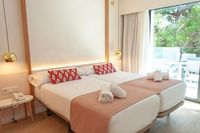 Kamar hotel yang besar dan lega (Som Dona Hotel)