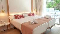 Hotel Som Dona menawarkan kamar dengan kasur berukuran besar, kamar mandi bergaya suite lengkap dengan desainnya yang bergaya kontemporer serta furniture yang elegan (Som Dona Hotel)  
