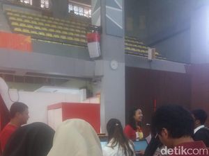 Ribuan Pemburu Kerja Serbu Balairung UI