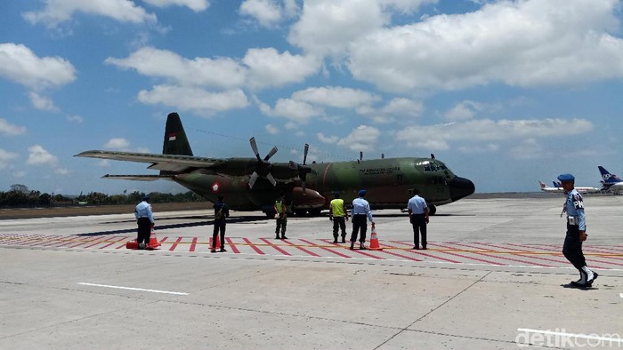 Sebanyak 64 warga yang tinggal di Wamena, Papua diungsikan kembali ke kampung halamannya menggunakan pesawat hercules TNI AU.