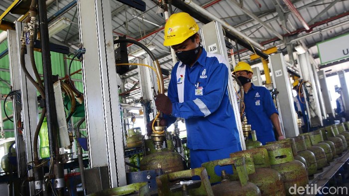Petugas melakukan pengisian gas ke dalam tabung LPG 3 kg di Stasiun Pengisian Bahan bakar Elpiji (SPBE) di kawasan Terminal LPG Makassar, Kamis (3/10/2019). Setiap hari terminal tersebut memproduksi 22 ribu tabung 3 kg berisi gas dengan kapasitas 60-70 metrik ton untuk kebutuhan warga Makassar.