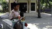 Endri sejak bayi tinggal bersama kakek, nenek dan budhenya. Kedua orangtuanya telah bercerai dan tinggal di kota berbeda.
