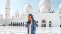 Madeleine juga pernah melancong ke Timur Tengah. Dia mengunjungi Masjid Sheikh Zayed di Abu Dhabi yang banyak dikunjungi selebriti dunia. (Foto: Instagram/@pilotmadeleine)