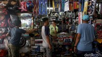 Sejumlah kios yang berada di pasar onderdil mobil di kawasan Palmerah, Jakarta, kembali buka seperti biasa dan didatangi warga, Kamis (3/10/2019).