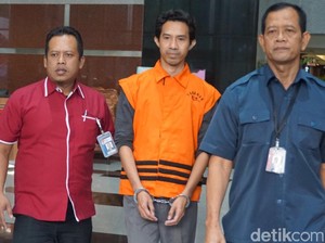 KPK Tahan 3 Tersangka Kasus Pajak Dealer Jaguar-Bentley