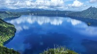 Danau mashu begitu tenang permukannya, memantulkan gumpalan awan di langit. Danau ini disebut-sebut sebagai danau terjernih di Jepang! (iStock)