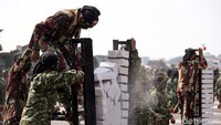 Seorang prajurit menghancurkan deretan balok saat unjuk kemampuan bela diri di geladi bersih HUT TNI.