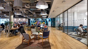 Tapi sorotan terus muncul, terutama kegagalan menghasilkan laba. Di tahun 2018, diketahui WeWork merugi USD 2 miliar. Foto: Office Lovin