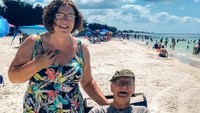 Lihatlah wajah sneang Howard Fisher saat di pantai. Dia pun mengatakan kepada putrinya bahwa nanti dia ingin datang lagi ke pantai. (Sandra Fisher Van Nostrand/Facebook)