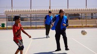 Setelah puas berkeliling, Tahir mengajak sejumlah rombongan untuk bermain bola dengan anak-anak yang ada di kamp pengungsian. Pool/KBRI Amman.