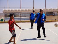 Orang Terkaya RI Main Bola Bareng Pengungsi, Gaji untuk Pengangguran