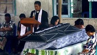 Hal ini berbeda dengan kebiasaan jenazah kristen. Karena mayat tidak diawetkan dengan formalin. Prosesi pemakaman akan dihadiri oleh seluruh warga di Miangas. Menunggu pihak keluarga yang berada di luar Miangas bisa memakan waktu sampai seminggu.