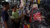 Puluhan kios berjejer, menyediakan beragam aksesoris mobil. Mulai dari pernak-pernik eksterior mobil, variasi jok, servis AC, modifikasi audio, dan kaca film dari berbagai merk.