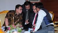 Calon kuat Ketua MPR, Bambang Soesatyo (Bamsoet) berbincang serius dengan Ahmad Basarah dan Johny F Late.