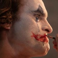 Ada sentuhan warna biru pada tampilan si badut sadis itu. Sang makeup artist Nicki Ledermann bercerita sedikit tentang makeup Joker versi terbaru ini. Dalam beberapa minggu, Joaquin akan datang ke studio, dan aku hanya duduk di sana bersamanya dan mulai melukis. Kami melukis wajahnya dengan berbagai produk, mencampur warna, hingga menemuka warna yang pas dengan penampilan badut, ujar Nicki, seperti dikutip dari Syfy Wire. (Foto: dok. Warner Bross)