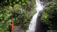 Jika dikelola dengan baik, wisatawan pasti akan mau datang ke 2 air terjun cantik ini. Apalagi udara di sekitar air terjun terasa sejuk dan menyegarkan, dijamin betah! (Abdy Febriady/detikcom)