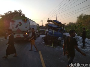 Dua Truk Adu Banteng di Bojonegoro, Muatan Bata Berserakan di Jalan