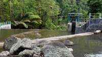 Konon zaman dahulu, ada seorang gadis cantik berambut panjang yang jadi korban di Air Terjun Limbong Miala. Rambut si gadis yang menuntai panjang hingga ke dasar air terjun, ditarik oleh binatang yang ada di dasar sungai. (Abdy Febriady/detikcom)