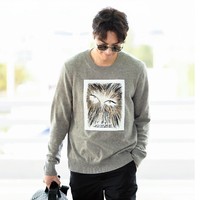 Lee Min Ho melengkapi penampilannya dengan tas travel Safari Dior Oblique, seharga Rp 55,8 jutaan. Total penampilan aktor yang baru menyelesaikan wajib militer ini mencapai Rp 127 jutaan. Foto: Dok. Dior