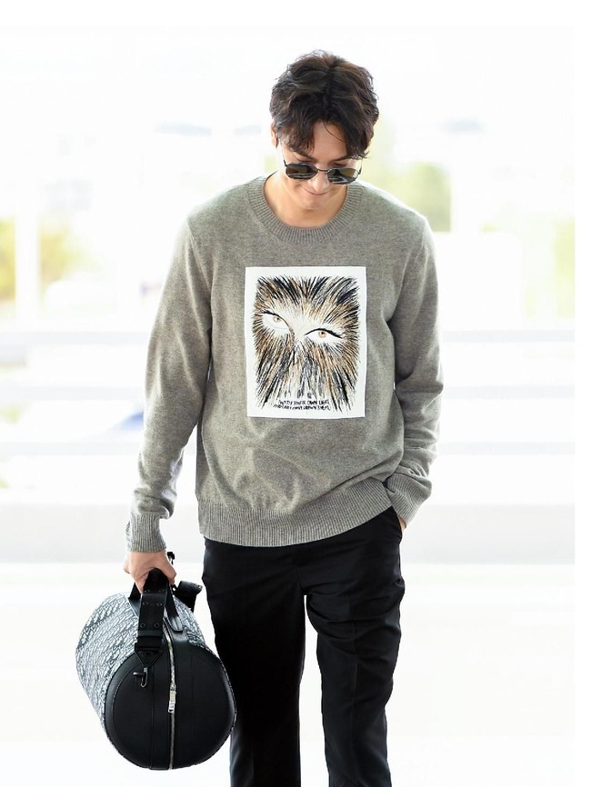 Lee Min Ho melengkapi penampilannya dengan tas travel Safari Dior Oblique, seharga Rp 55,8 jutaan. Total penampilan aktor yang baru menyelesaikan wajib militer ini mencapai Rp 127 jutaan. Foto: Dok. Dior