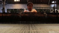 Menurut Agus, di Majalaya pengusaha sarung awalnya ada sekitar 350 pabrik termasuk IKM. Namun, sekarang banyak yang tak bertahan.