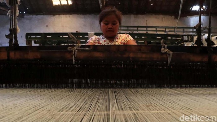 Produk tekstil impor dari China makin deras masuk ke Indonesia. Para pengusaha industri Tekstil dan Produk Tekstil (TPT) di Jabar pun mengeluh karena terancam bangkrut.