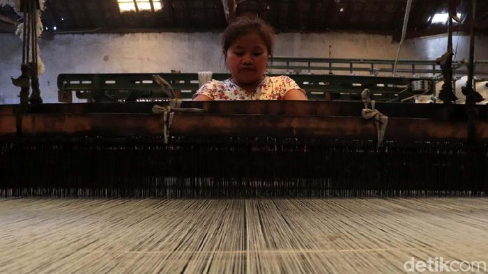 Produk Impor Deras Mengalir, Industri Tekstil Jabar Menjerit Produk tekstil impor dari China makin deras masuk ke Indonesia. Para pengusaha industri Tekstil dan Produk Tekstil (TPT) di Jabar pun mengeluh karena terancam bangkrut.