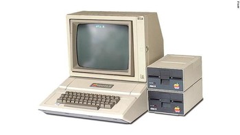 Apple II menjadi perangkat PC yang populer di era 80-an. Namun dalam perjalannya perangkat ini dimatikan pada 1993. Foto: CNN
