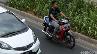 Berkendara tanpa alat keselamatan diri seperti ini sangat berbahaya.