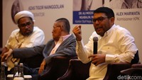Anggota DPR Fraksi PKS Nasir Djamil mengatakan Presiden Joko Widodo harus mengambil sikap untuk menindaklanjuti nasib UU KPK yang baru. Nasir menilai Jokowi harus mempunyai pandangan sendiri mengenai arah pemberantasan korupsi di Indonesia.